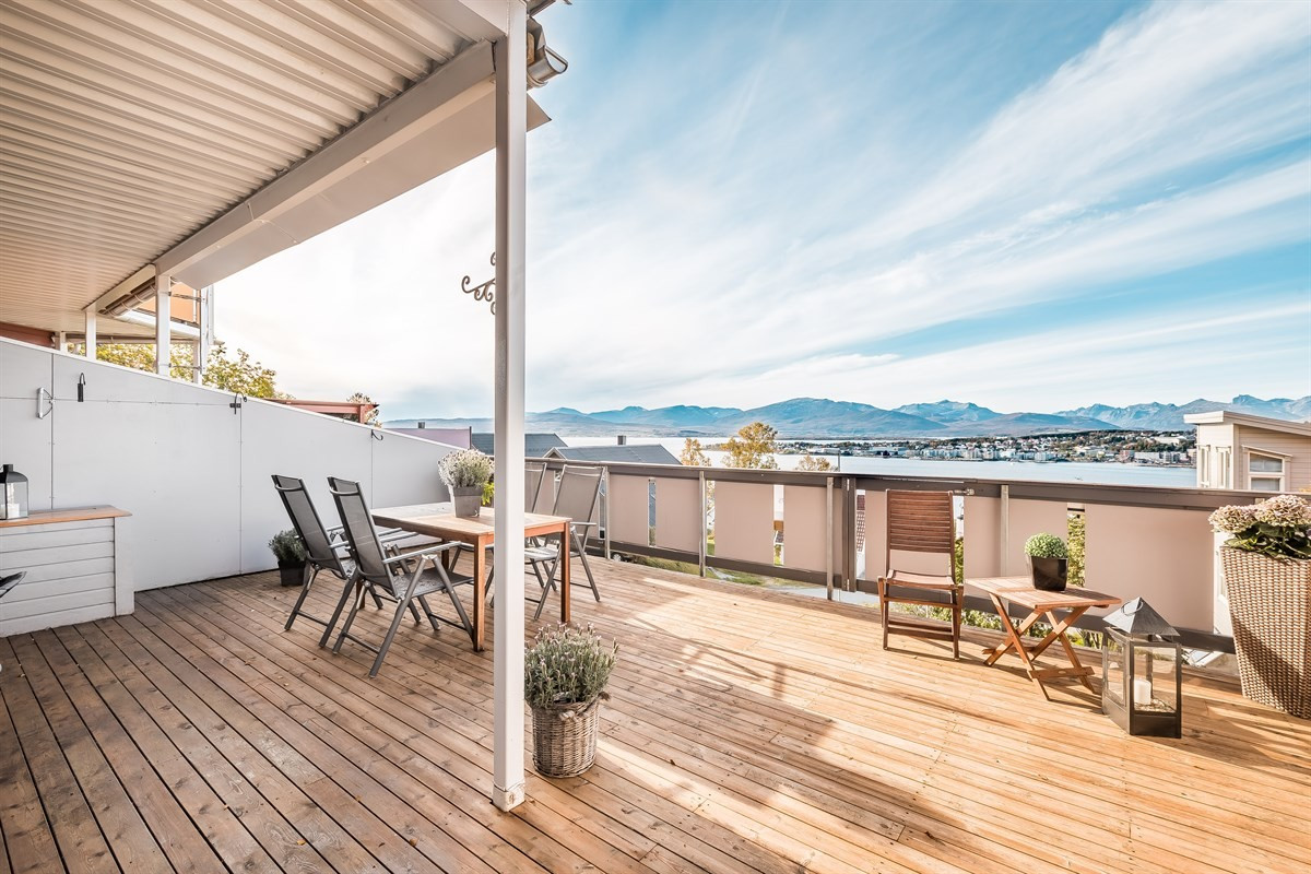 Vedkasse/oppbevaringskasse under tak på veranda