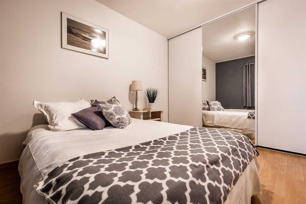Og romslig skyvedørsgarderobe