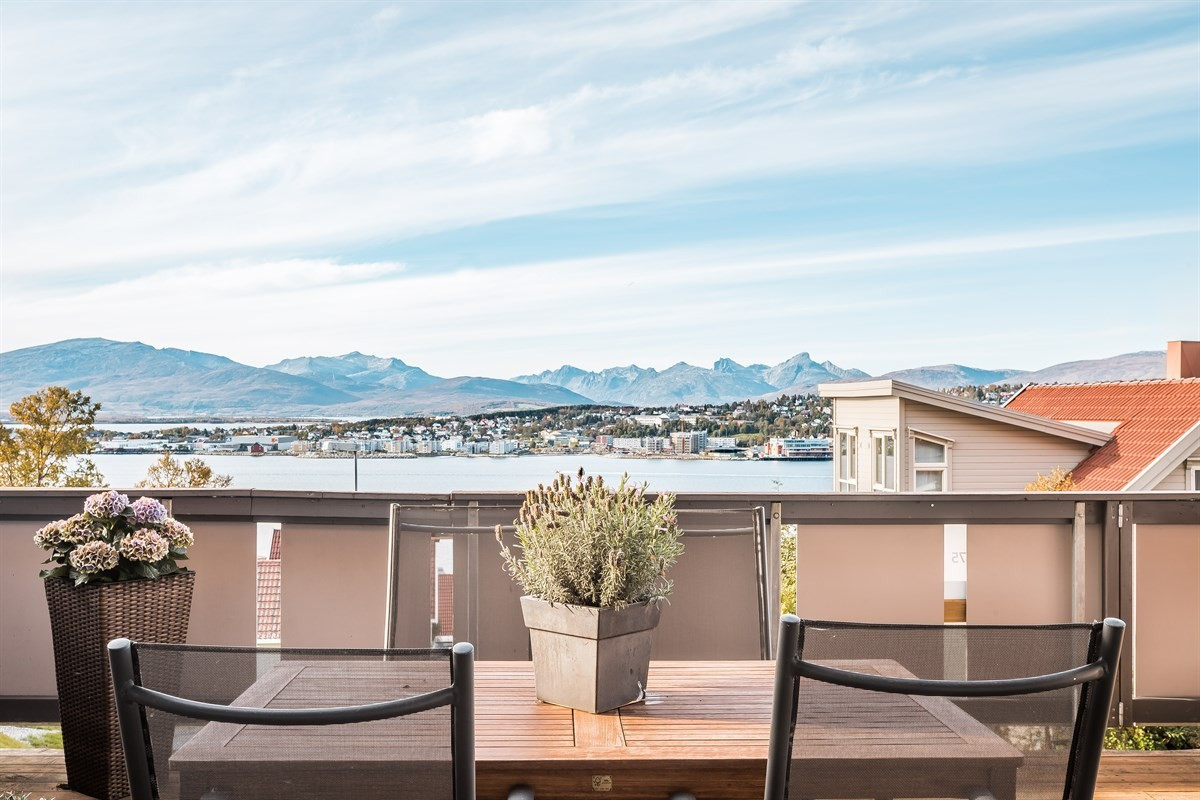Og en fantastisk utsikt over mot Tromsøya og fjellene bak