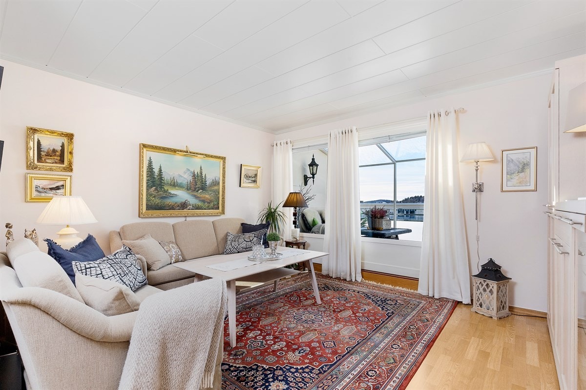 Lys og romslig stue med god plass til sofagruppe Galleribilde