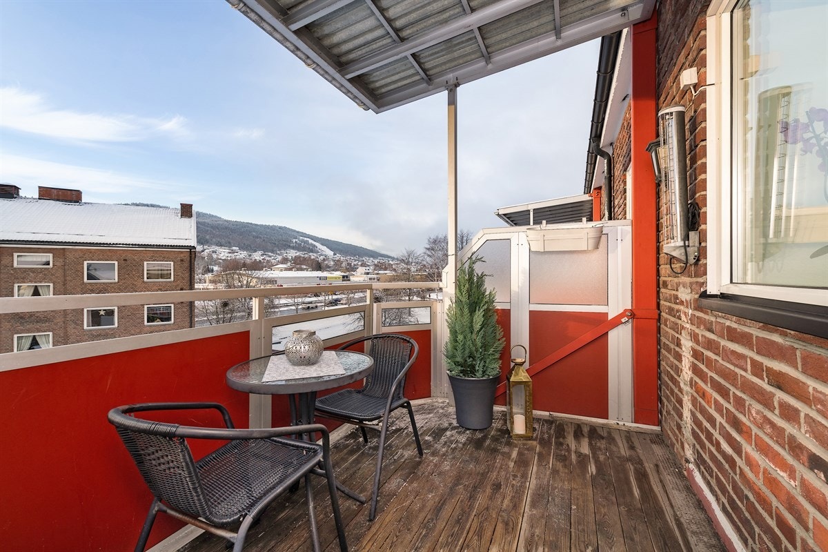 Utenfor stuen er det en overbygd balkong på 8,5 kvm med deilig kveldssol og relativt vidstrakt utsikt mot landskapet. Galleribilde