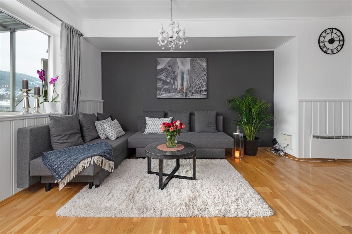 Det er god plass for sofaløsning med tilhørende møblement, tv-møblement og spisebord. Galleribilde