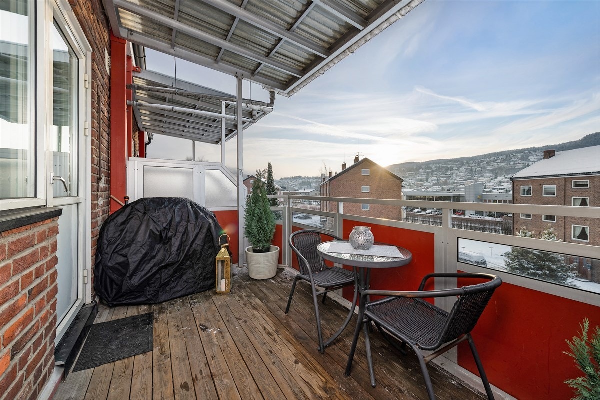 Siden leiligheten ligger på øverste plan er det lite innsyn og mot nabo er det satt opp levegg. Rundt bygget er det opparbeidet grøntarealer for ekstra trivsel og hygge. Galleribilde