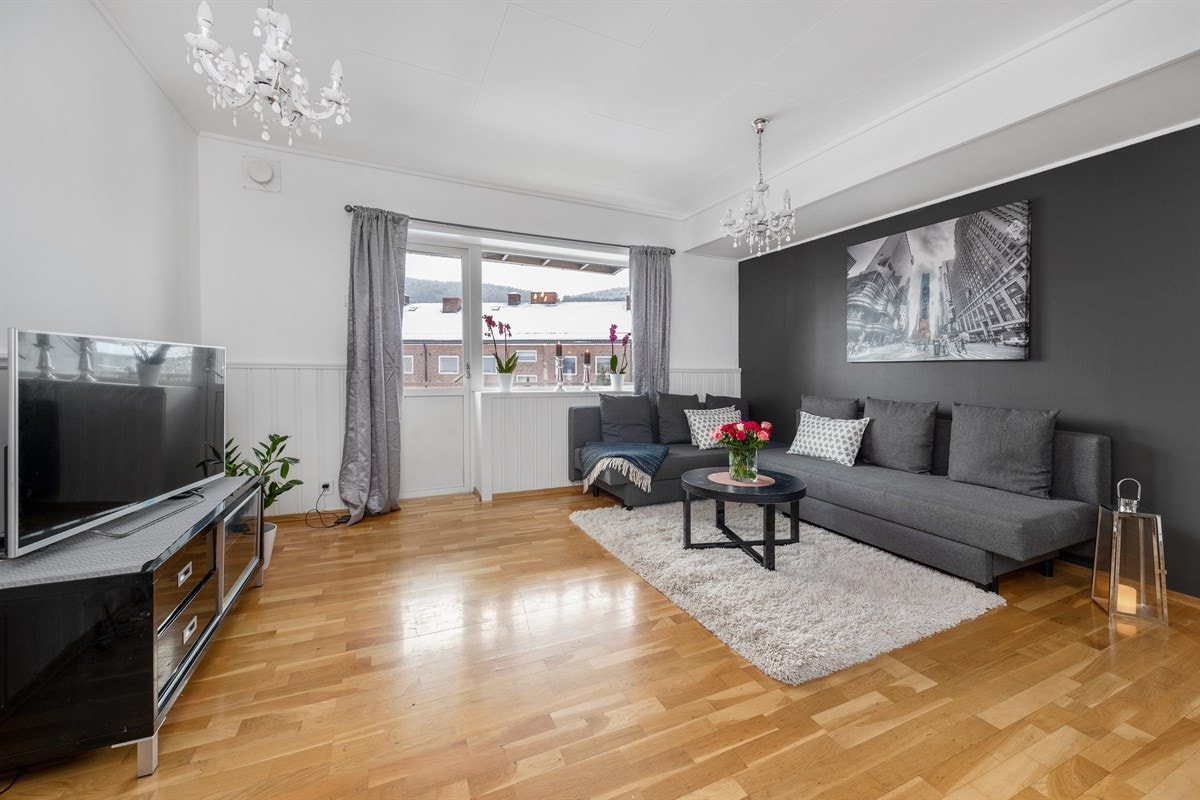 PrivatMegleren ved Magnus Fevang Landgraff har gleden av å presentere en sentral og romslig 3-roms ved overbygd balkong, gode solforhold og egen parkeringsplass sentralt på Strømsø. Galleribilde