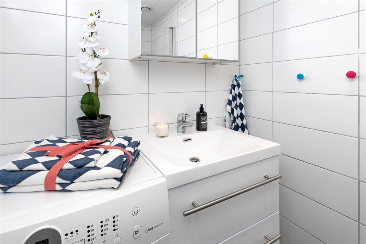 Innredningen består av en heldekkende servant over skuffeseksjon med hvite, glatte fronter, samt speilskap over servanten. Galleribilde