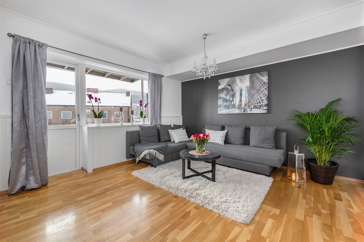 Det er god plass for sofaløsning med tilhørende møblement, tv-møblement og spisebord. Galleribilde