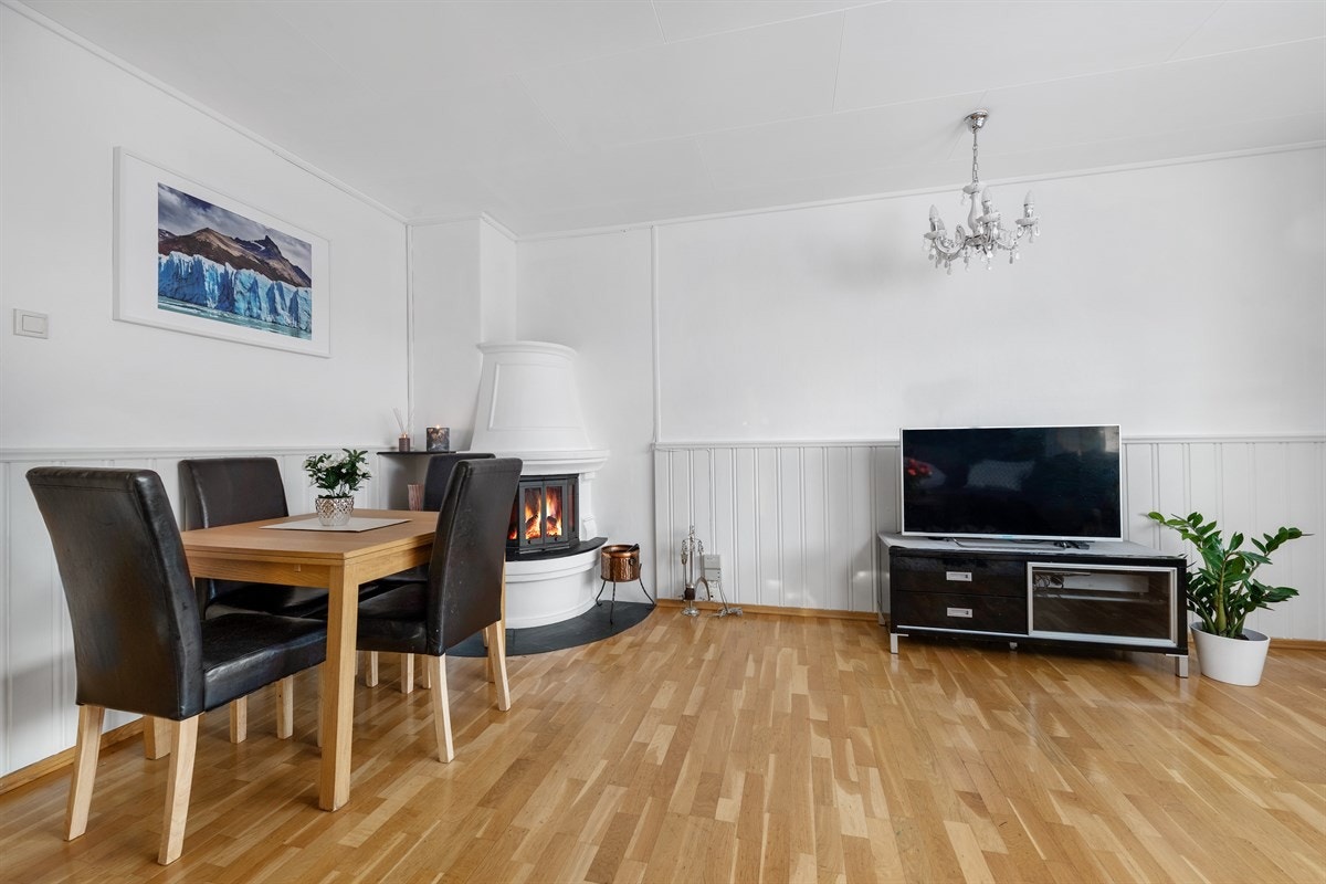 I hjørnet av rommet er det en murt peisovn for ekstra varme og hygge. Galleribilde