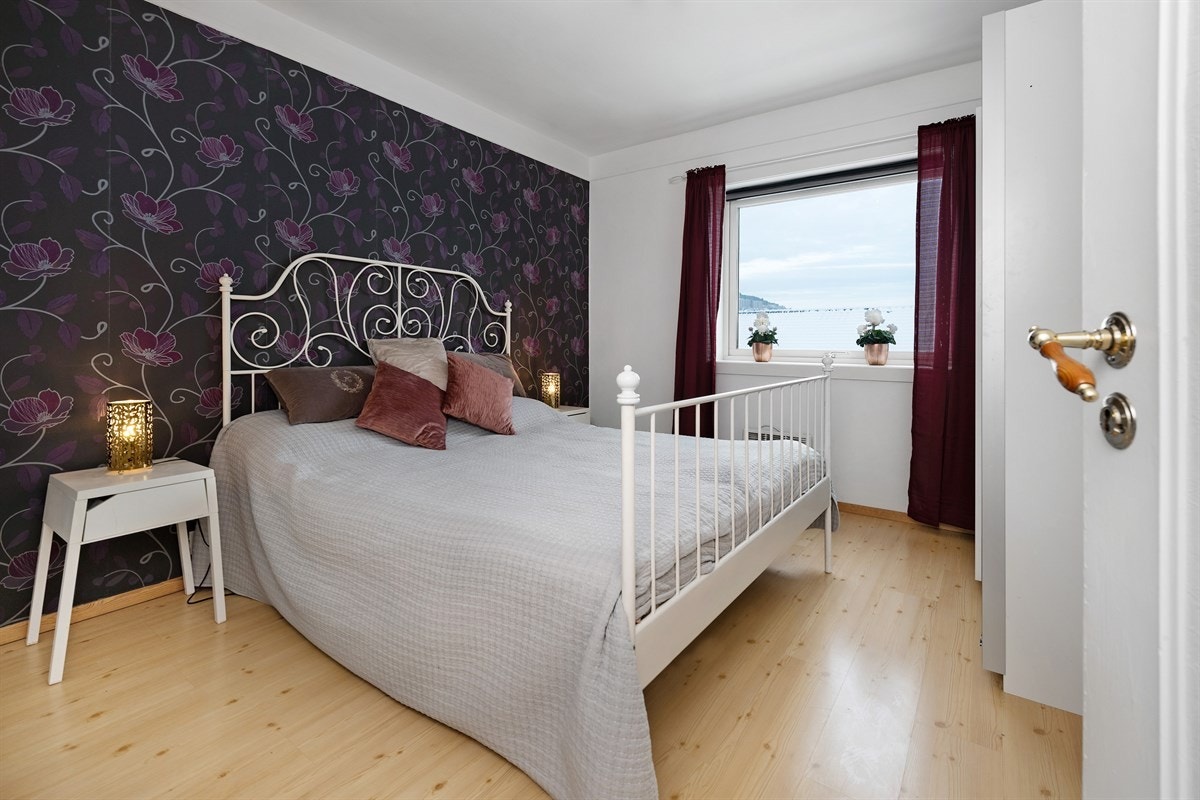 Det er garderobeskap på begge rom, og på hovedsoverommet er det i tillegg et plassbygget skap. Galleribilde