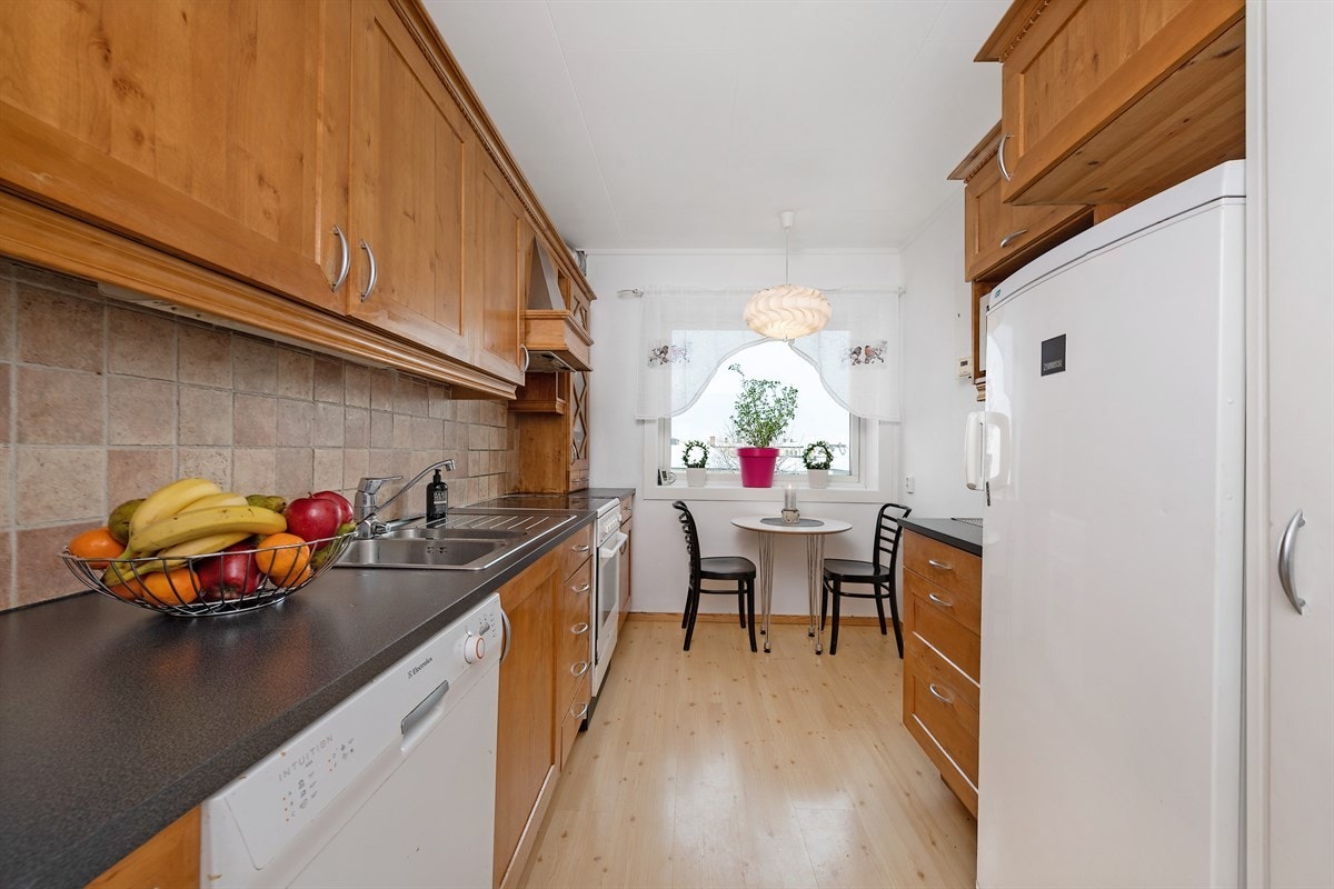 Ved kjøkkenvinduet er det plass for frokostbord. Galleribilde