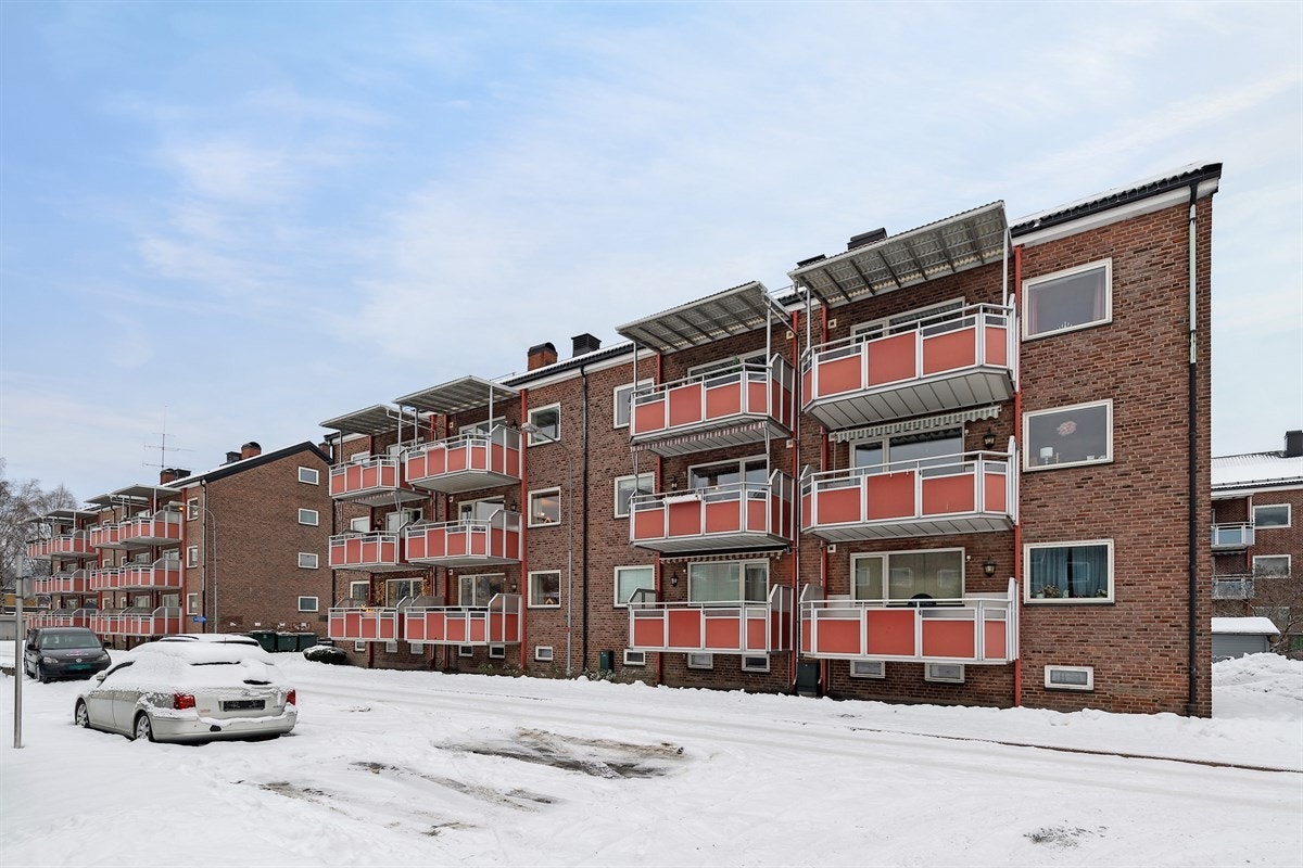 Dagligvarehandelen kan gjøres ved bl.a. Joker, Extra eller Kiwi. Ønsker du ytterligere servicetilbud har Drammen har flere kjøpesentre i sentrum og hyggelige handlegater med lokale nisjebutikker. Galleribilde