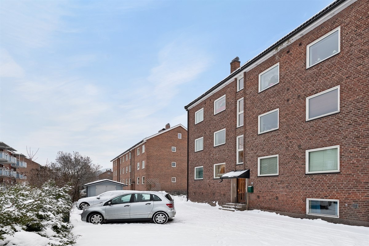 Området gir mulighet for offentlig kommunikasjon via buss og tog. Nærmeste holdeplass er Bangeløkka og Drammen Togstasjon, begge i kort gangavstand fra boligen. Galleribilde