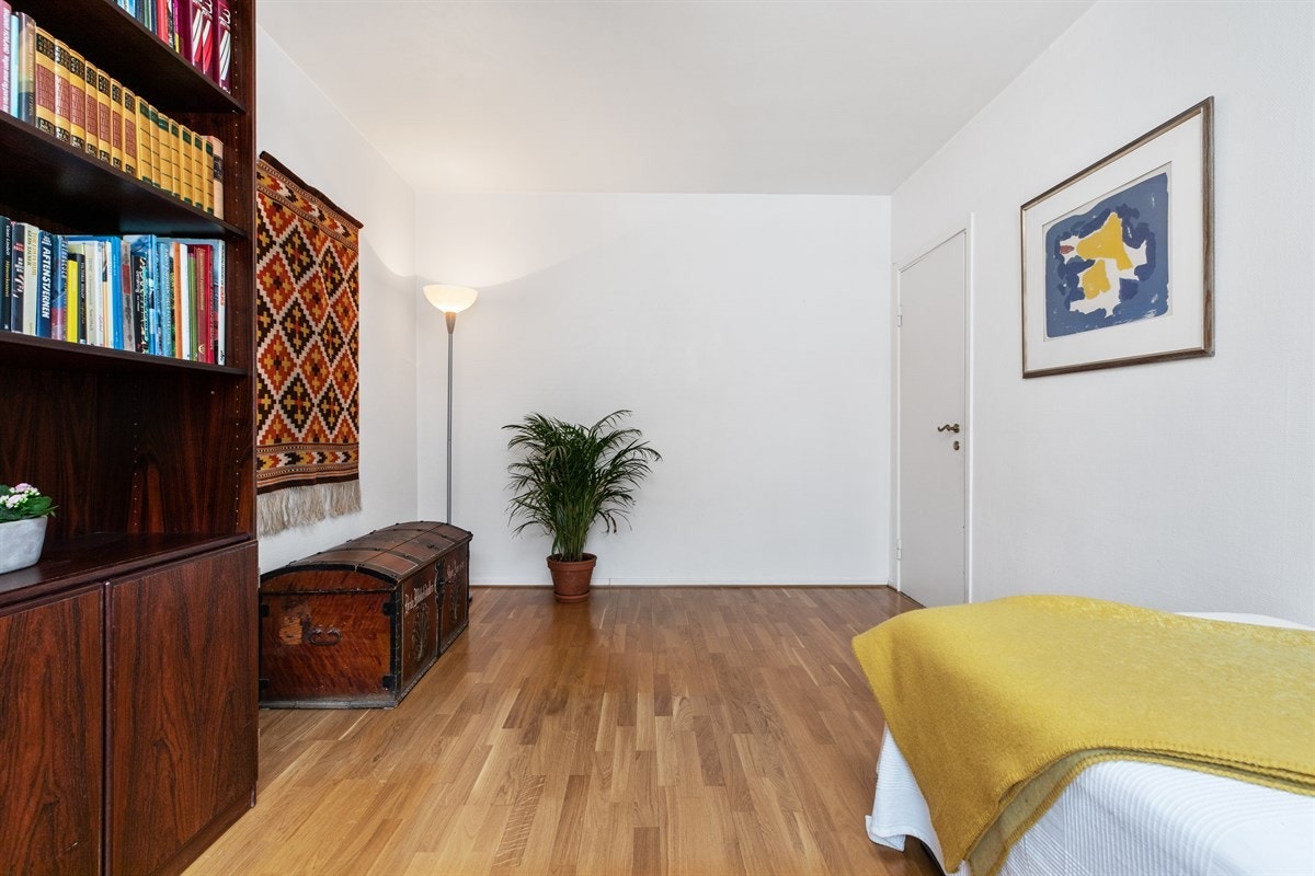 Hovedsoverom mot øst. God plass til å sette inn garderobeskap og evt. kontorpult Galleribilde