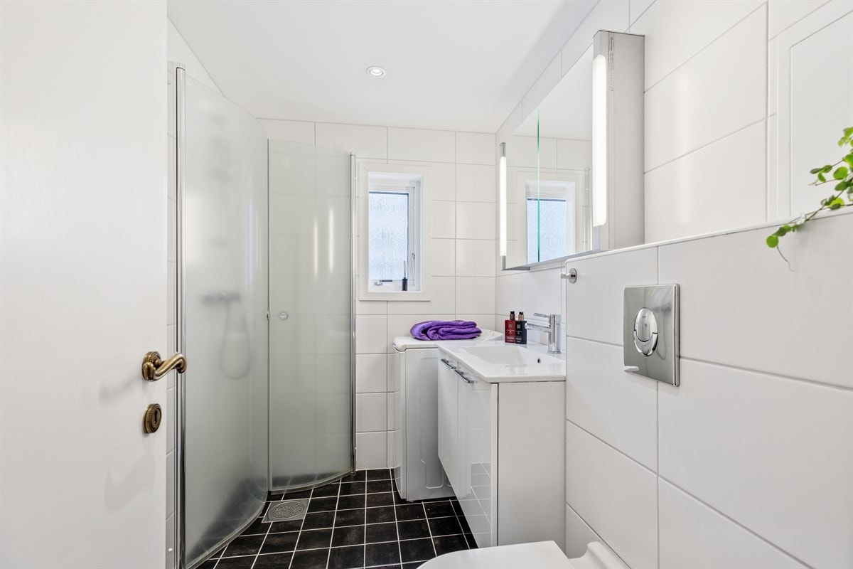 Badet ble bygd nytt i 2013, dokumentasjon foreligger. Merk den smarte vindusløsningen Galleribilde