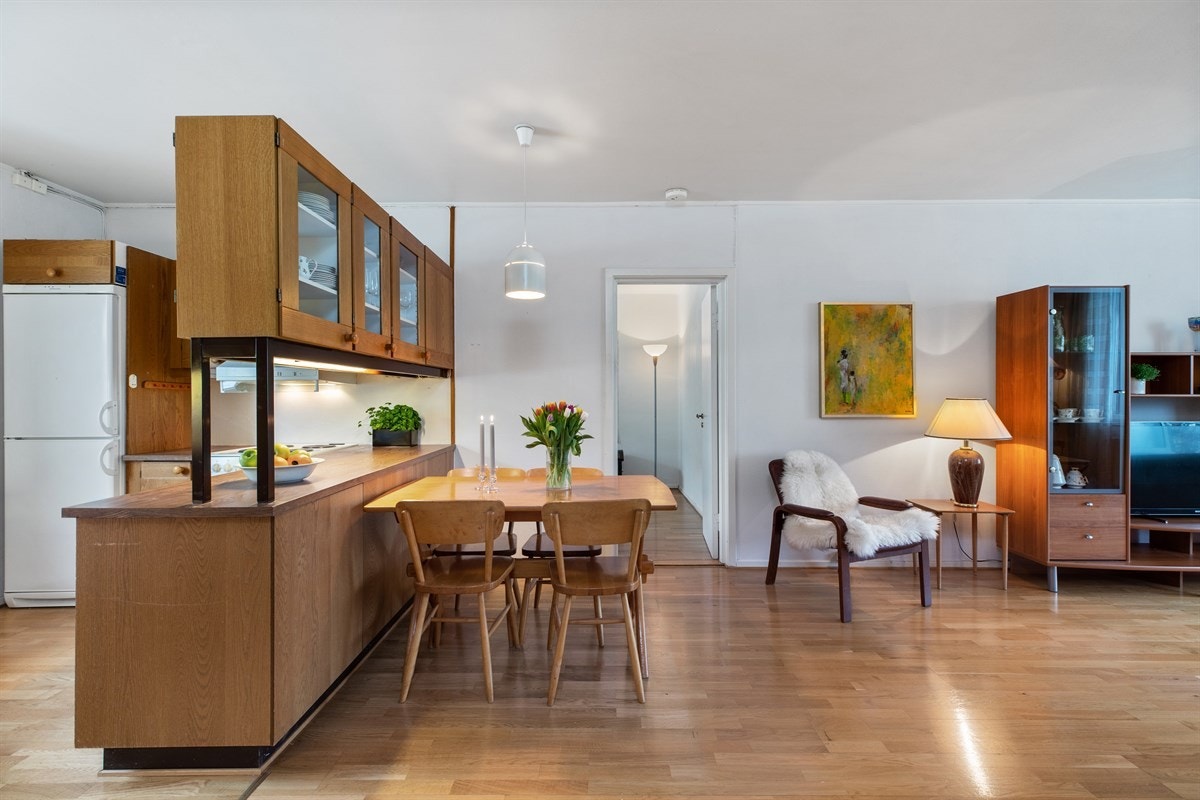 Halvåpen løsning mellom kjøkken og stue er praktisk og gir en god romfølelse Galleribilde