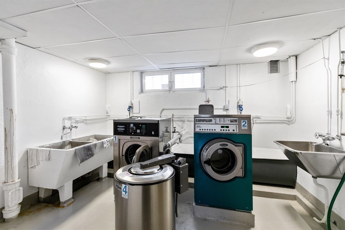 Fellesvaskeri i samme bygning, med store, moderne maskiner Galleribilde