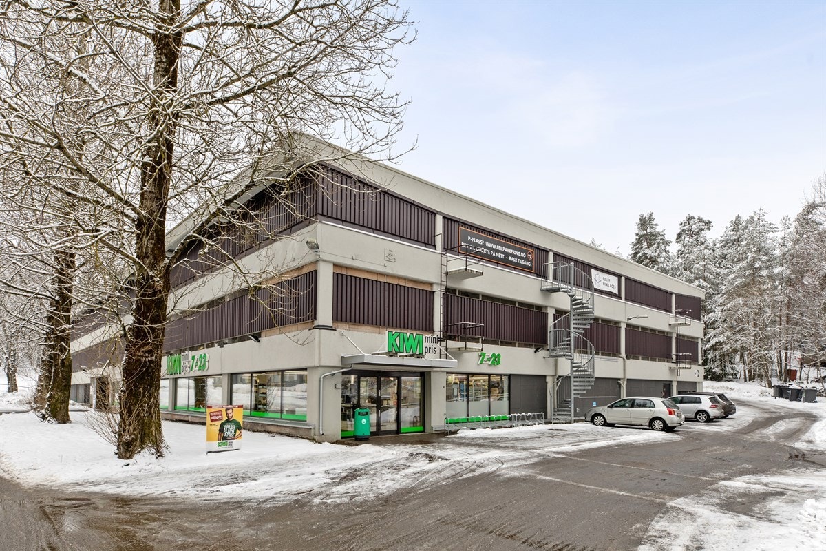 Like ved Nøklevann skole ligger Kiwi. Her er også p-hus og minilager for leie Galleribilde