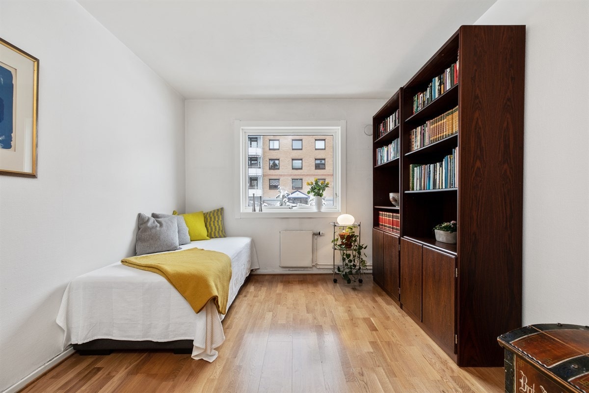 Leiligheten oppvarmes med fjernvarme fra lokalt biopelletsfyrt anlegg. Termostatventilene er skiftet 2013 Galleribilde