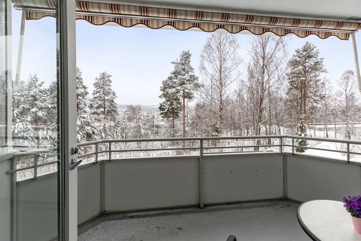 Balkongen har meget god høyde og utsikt til å være i 1. etasje Galleribilde
