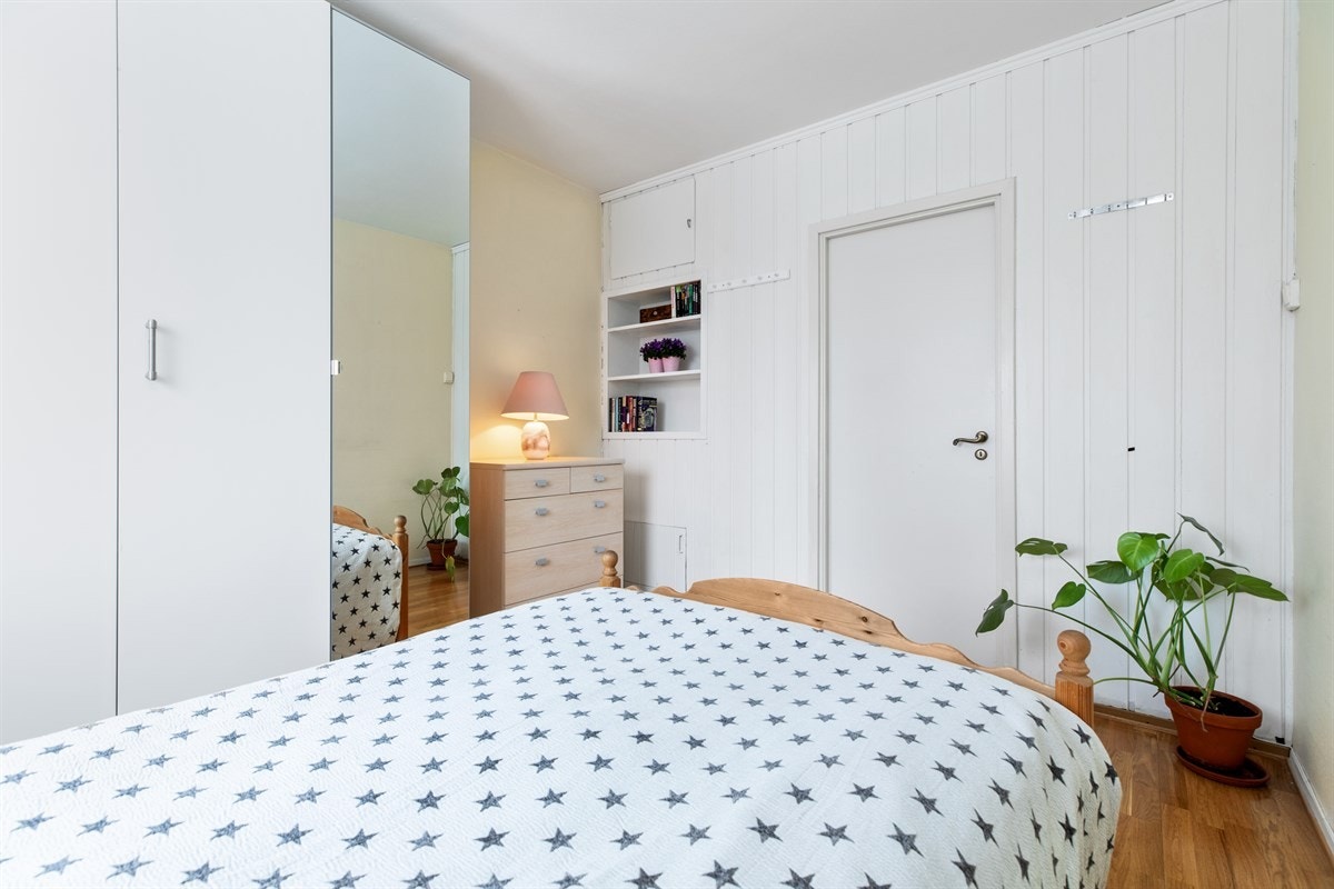 Nytt 4-dørs garderobeskap og et opprinnelig skap kombinert med en innfelt hylle Galleribilde