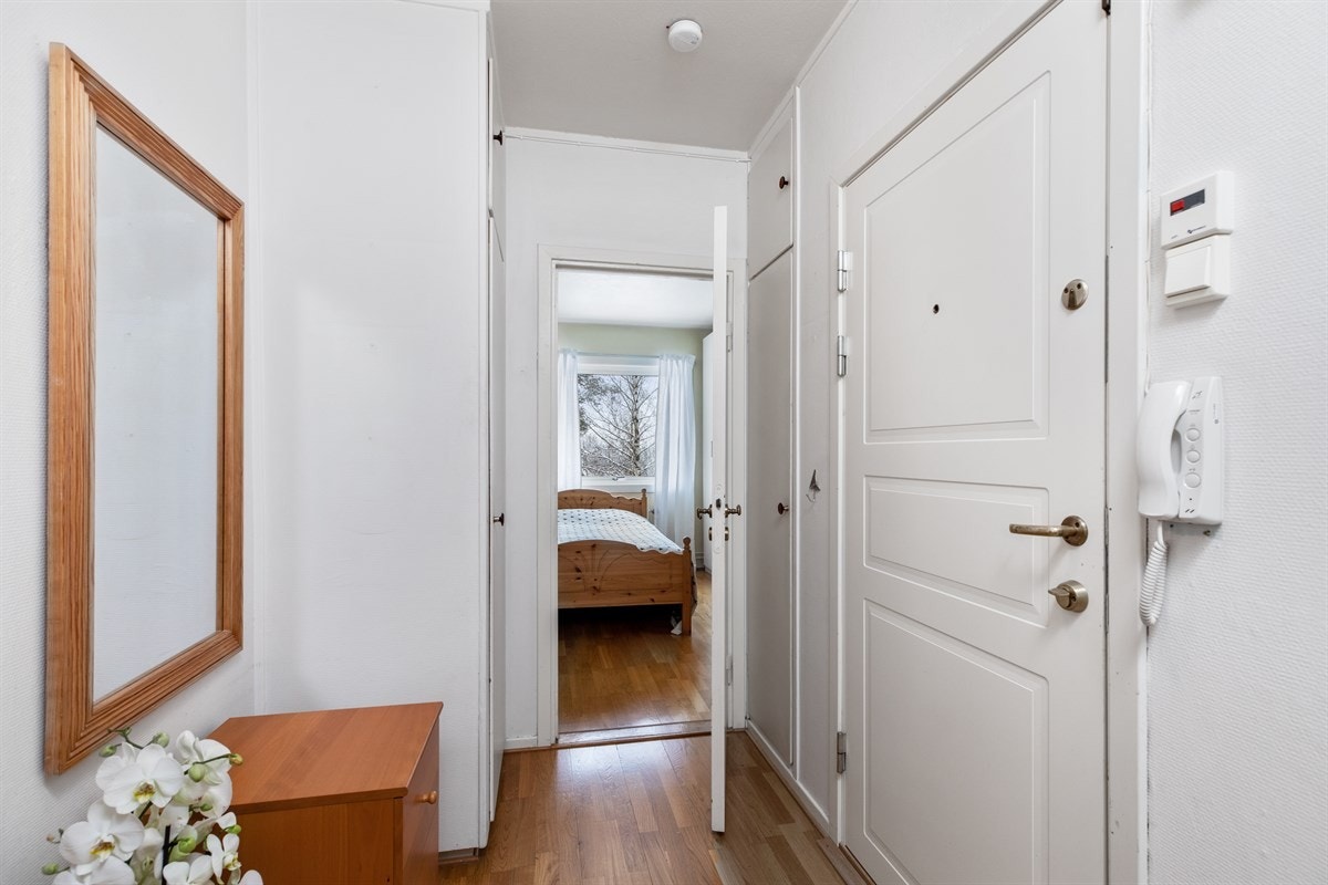 Gang med callinganlegg og to opprinnelige skap. Plass til ytterligere skap og garderobehylle Galleribilde