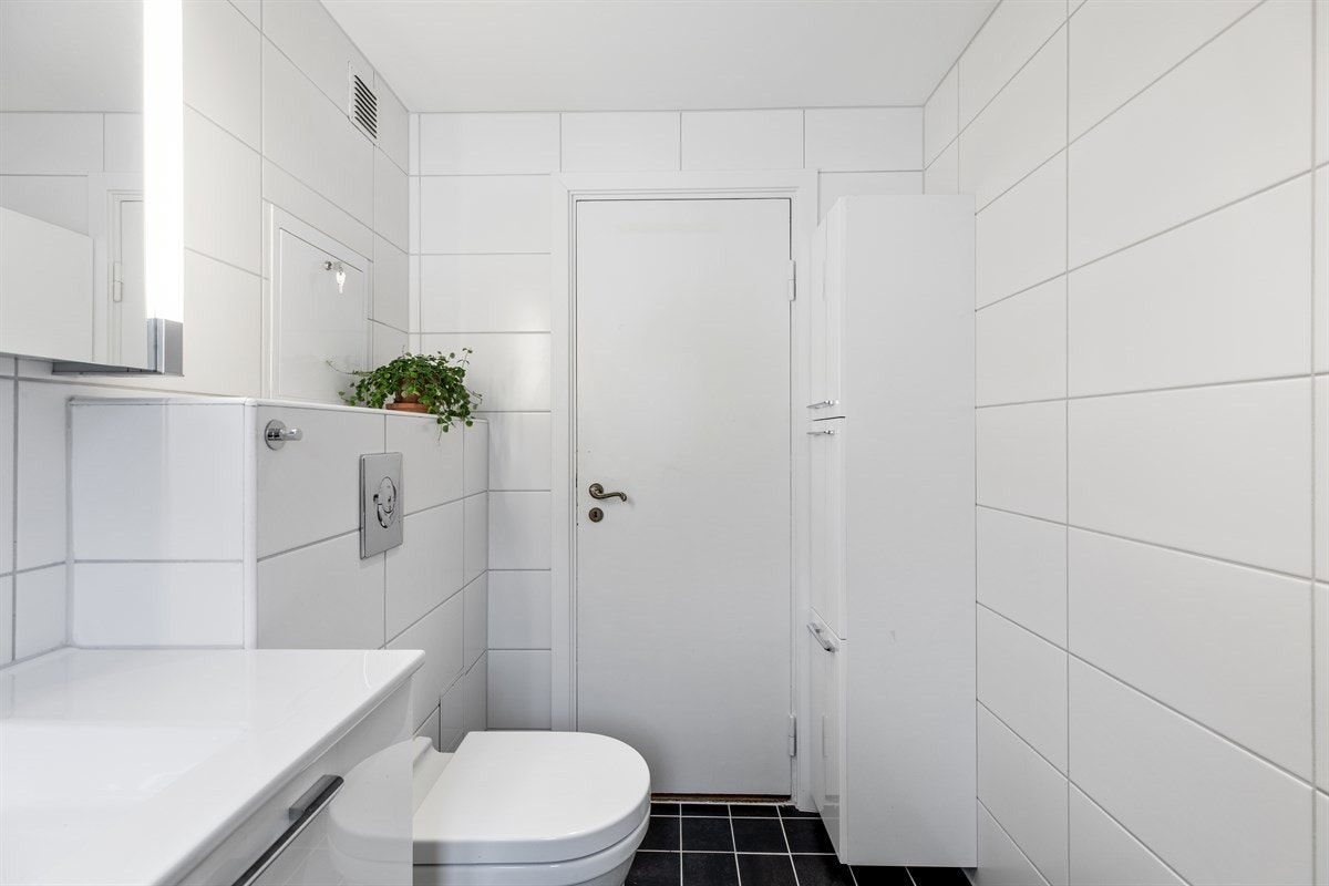 Meget delikat bad, med deilig gulvvarme, bred servant, vegghengt wc, downlights Galleribilde