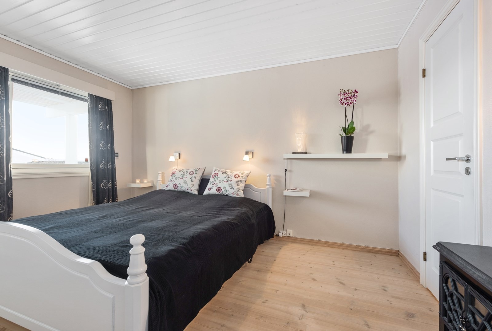 U.etasje: Soverom i tilknytning walk-in closet. Galleribilde