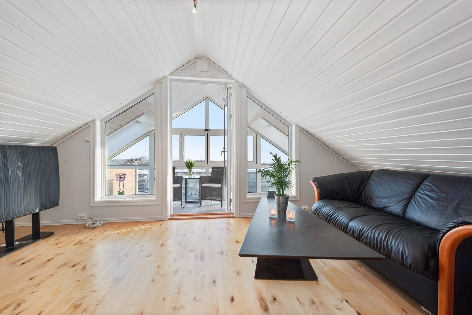2.etasje: Soverommet kan evt. benyttes som loftstue. Her finner du utgang til en lekker sommerstue hvor utsikten og solen kan nytes. Galleribilde