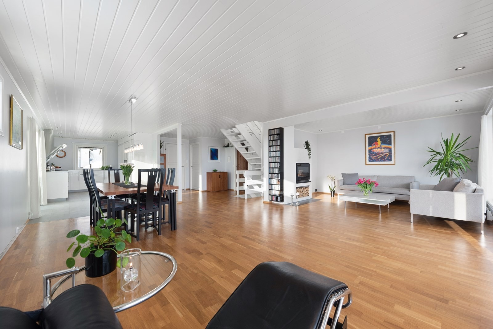 1.etasje: Boligens fantastiske vinkelstue gir muligheter for flere sosiale soner. Galleribilde