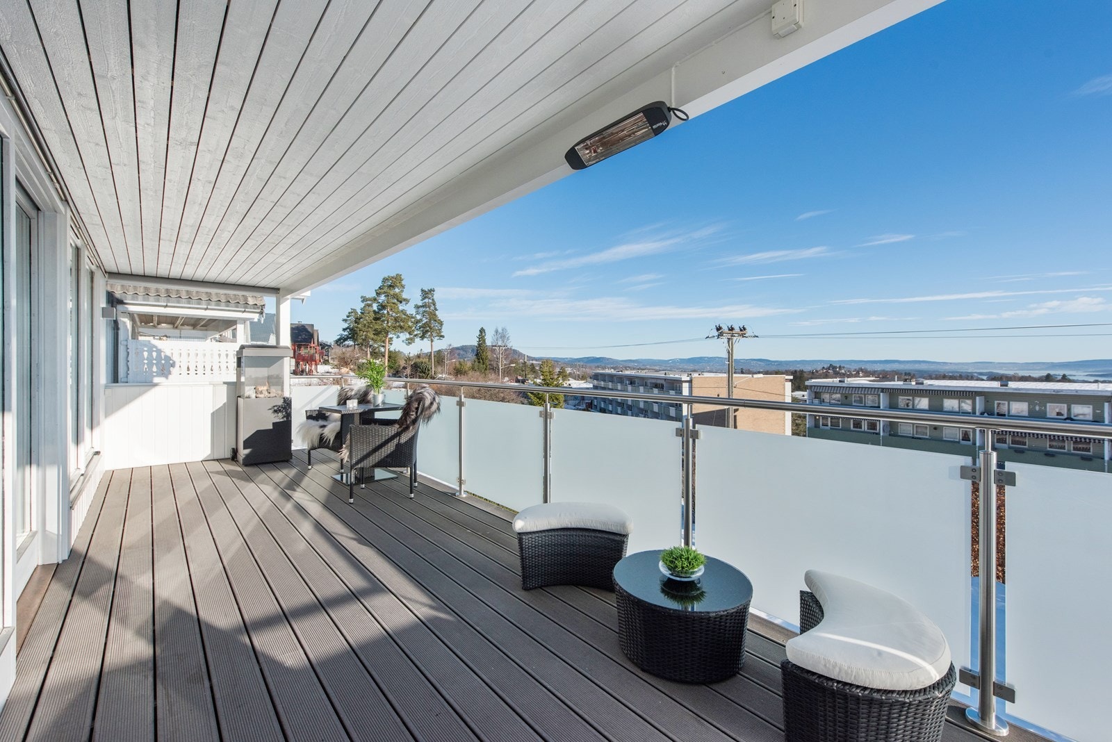 1.etasje: På verandaen er det god plass for utemøbler og grill. Galleribilde