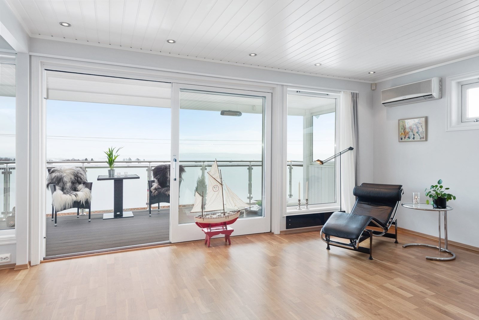 1.etasje: Fra stuen er det utgang til en solrik veranda med fantastisk utsikt! Galleribilde