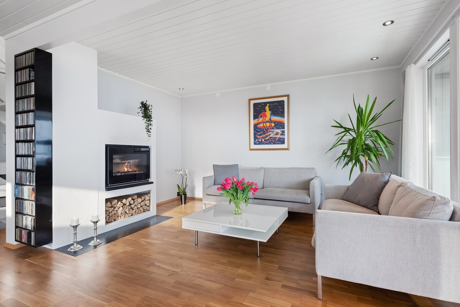 1.etasje: I stuen er det en nyere peis som kan nytes på kalde vinterdager. Galleribilde