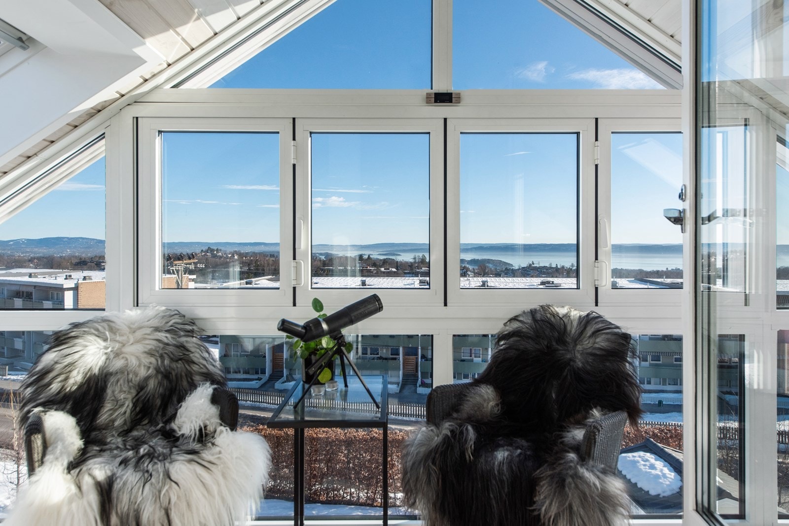 2.etasje: Her kan du nyte utsikten både sommer og vinter inne i varmen. Galleribilde