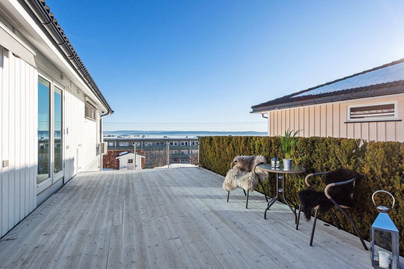 Terrasse: På eiendommen har du mulighet til å nyte solen fra morgen til kveld. Galleribilde