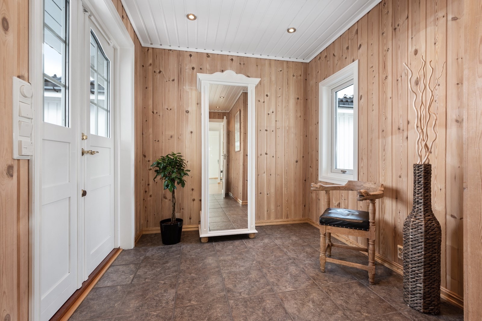 1.etasje: En lekker dobbeltdør ønsker deg velkommen inn i boligen. Galleribilde