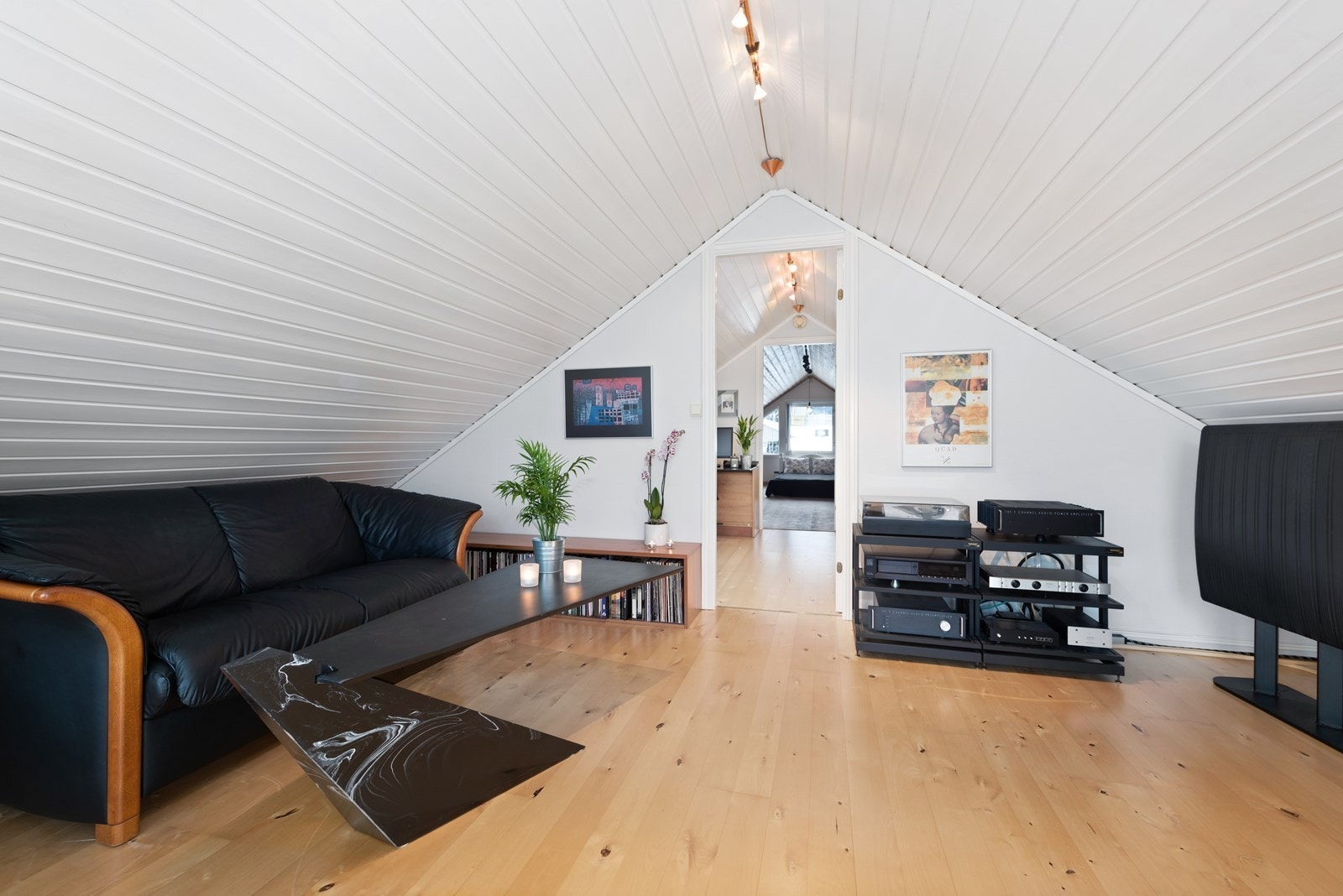 2.etasje: Ett av 2 soverom i boligens øvre etasje, hvorav begge er av svært god størrelse. Galleribilde