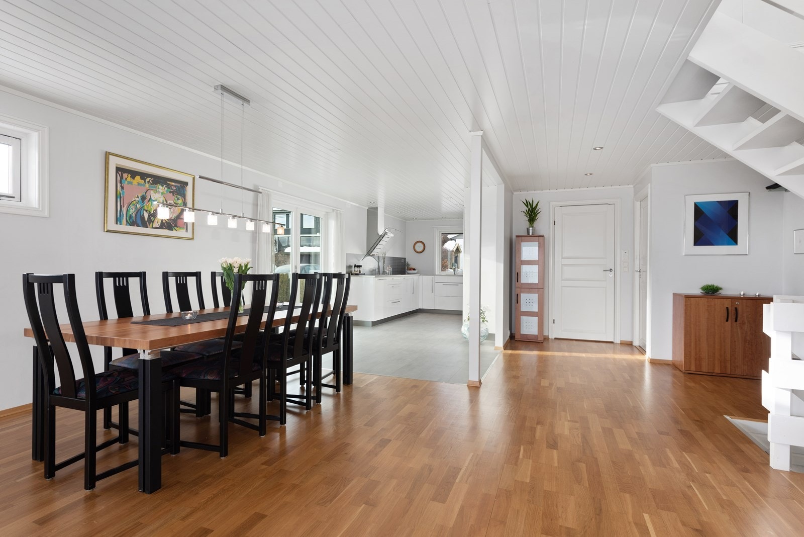 1.etasje: Fra stuen er det også utgang til en stor platting på 30 kvm. Galleribilde