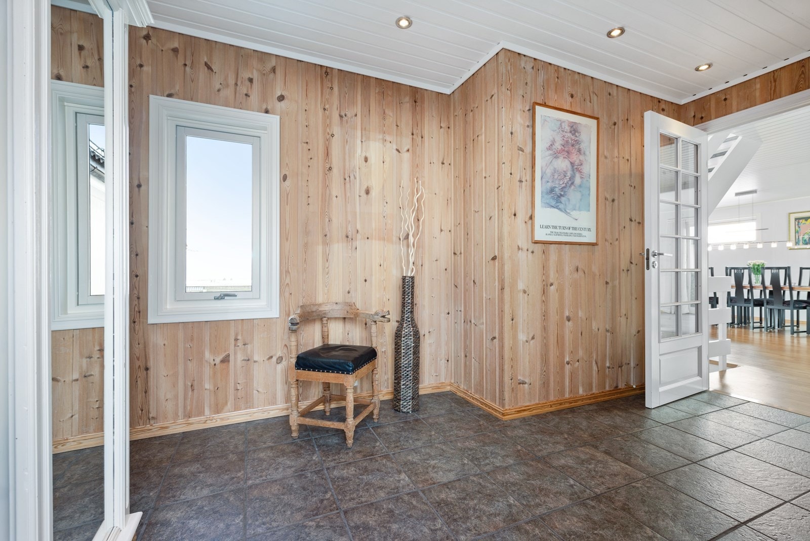 1.etasje: Romslig gang med gode muligheter for garderobeløsning. Galleribilde