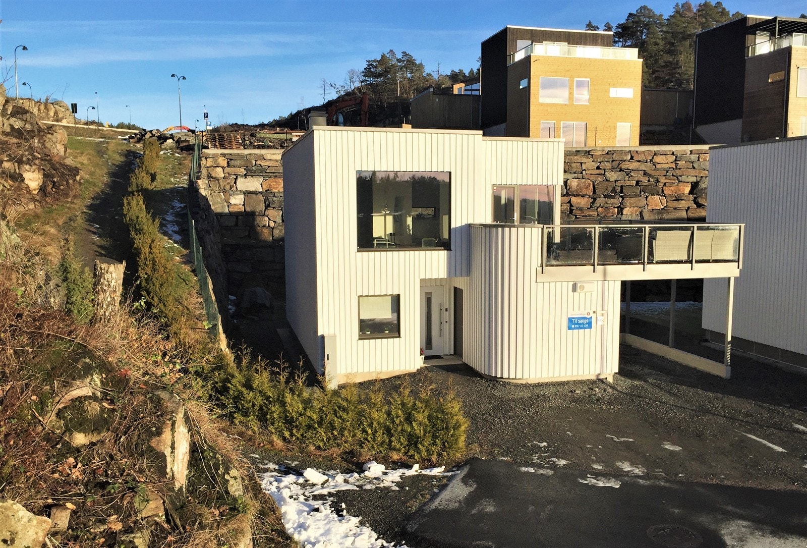 Fasade. Parkering på tomt og i carport Galleribilde