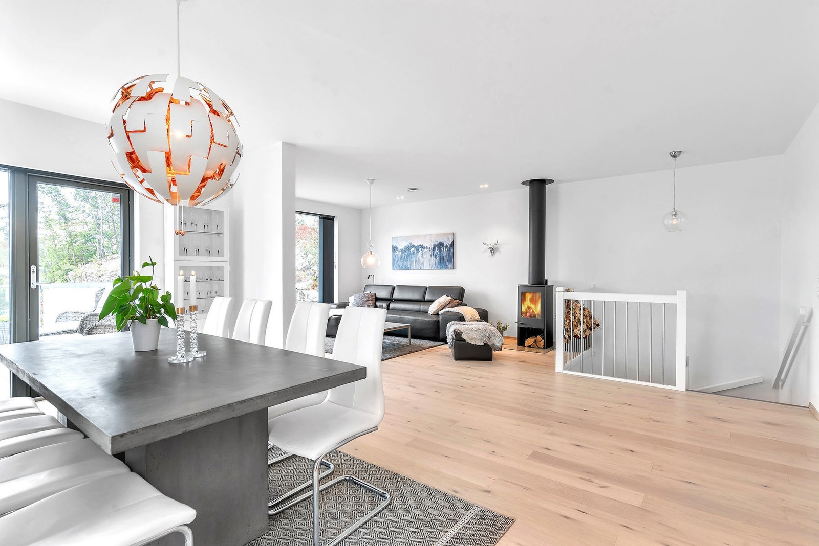 I stuen er det plass til sofagruppe med tilhørende møblement og spisebord Galleribilde