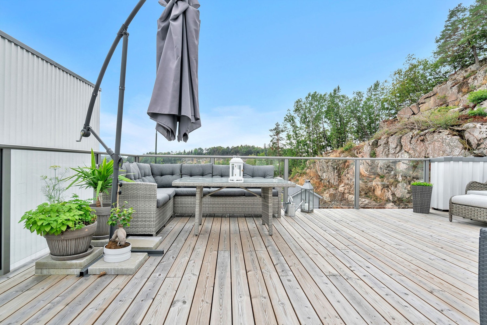 Stor og solrik terrasse Galleribilde