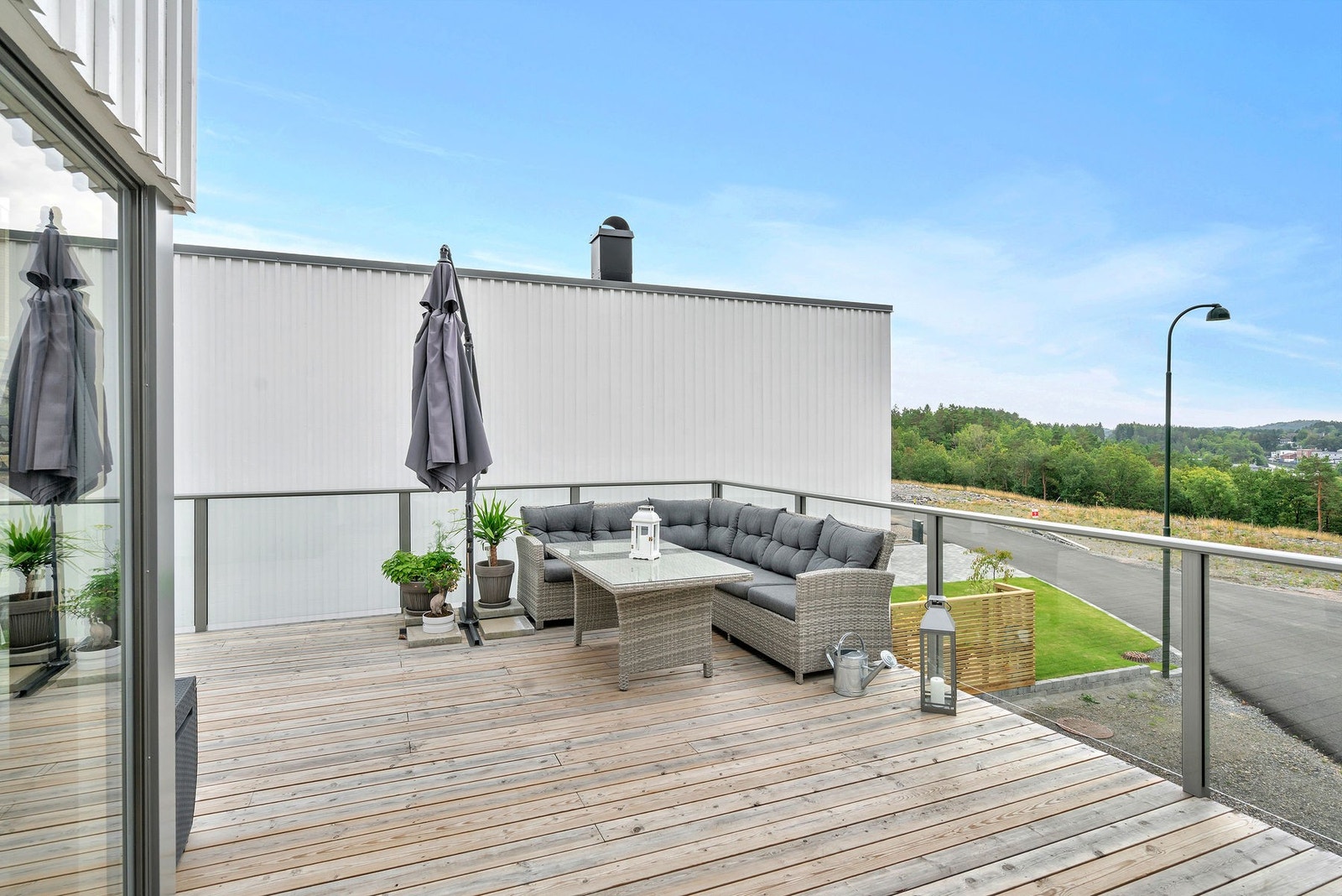 Terrassen har sol fra morgen til kveld Galleribilde