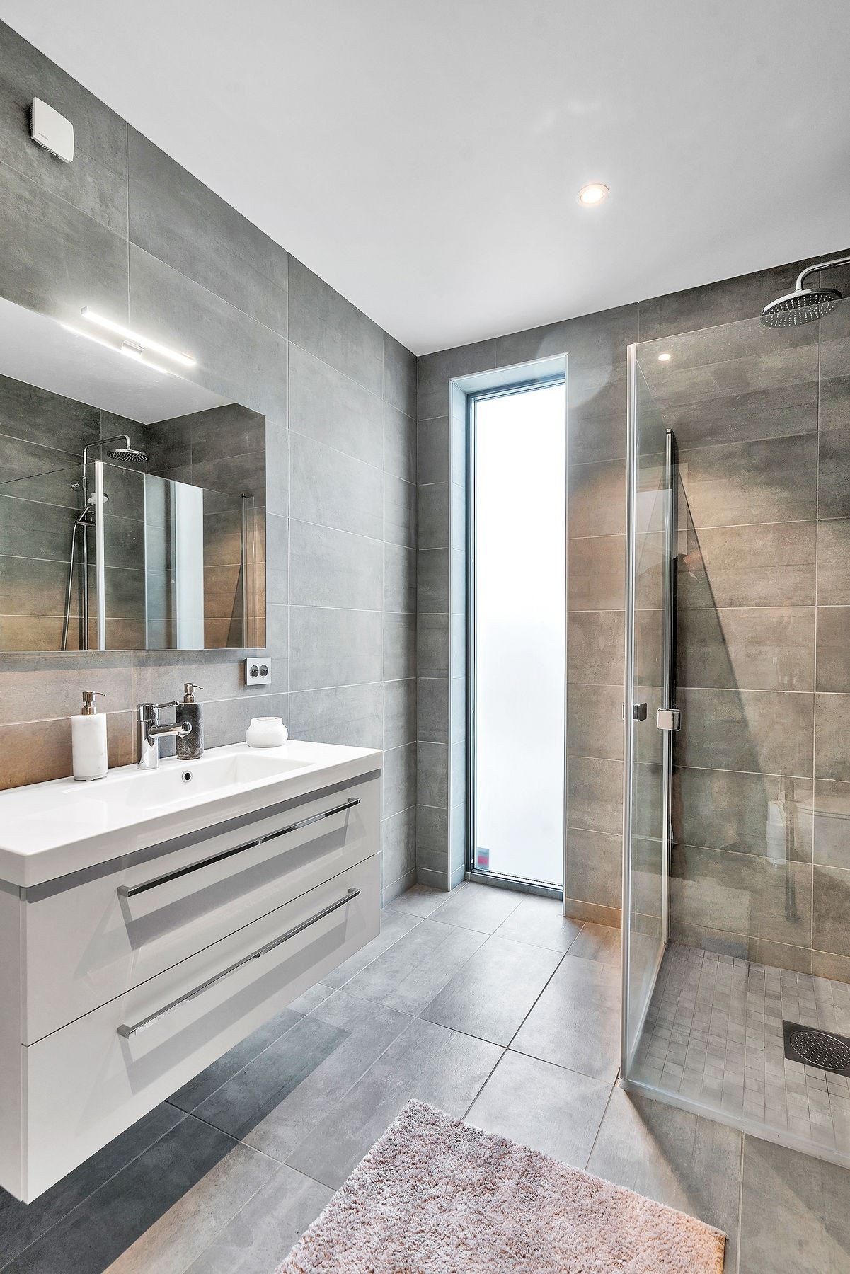 Meget flott, flislagt bad med dusjhjørne Galleribilde