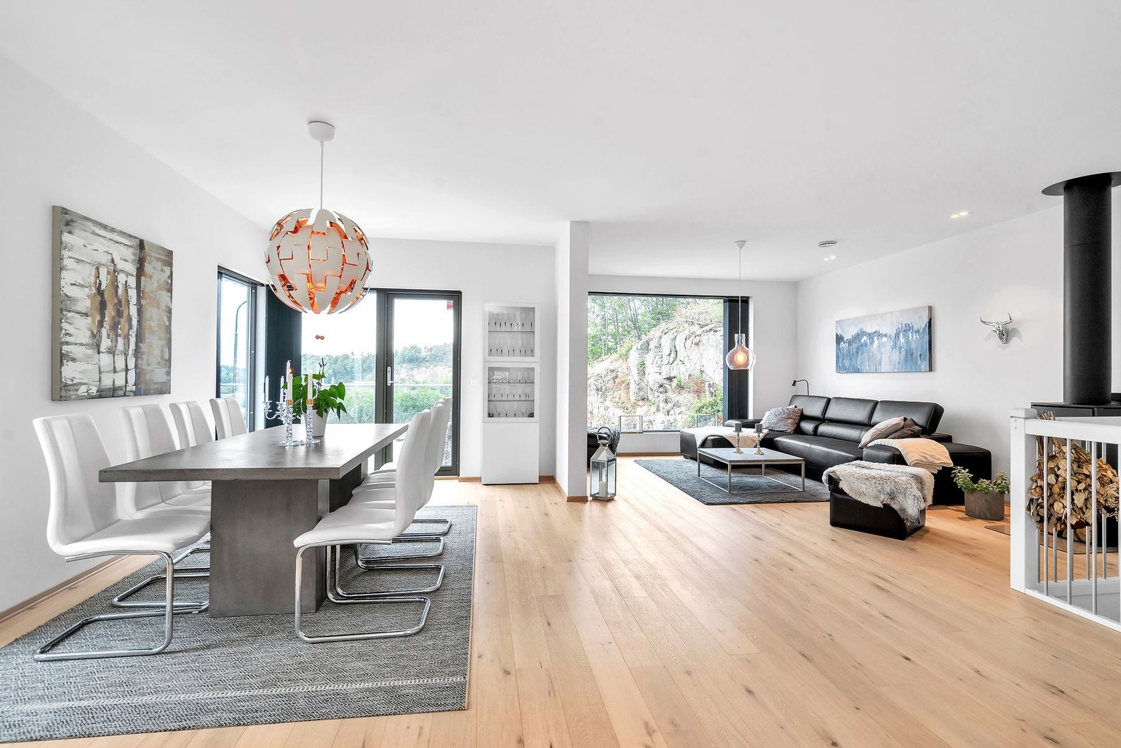 Innvendig er eneboligen lyst og lekkert innredet Galleribilde