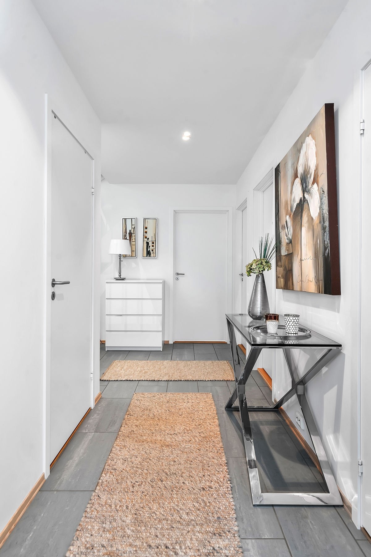 Velkommen inn. Gangen gir et godt førsteinntrykk av boligen Galleribilde