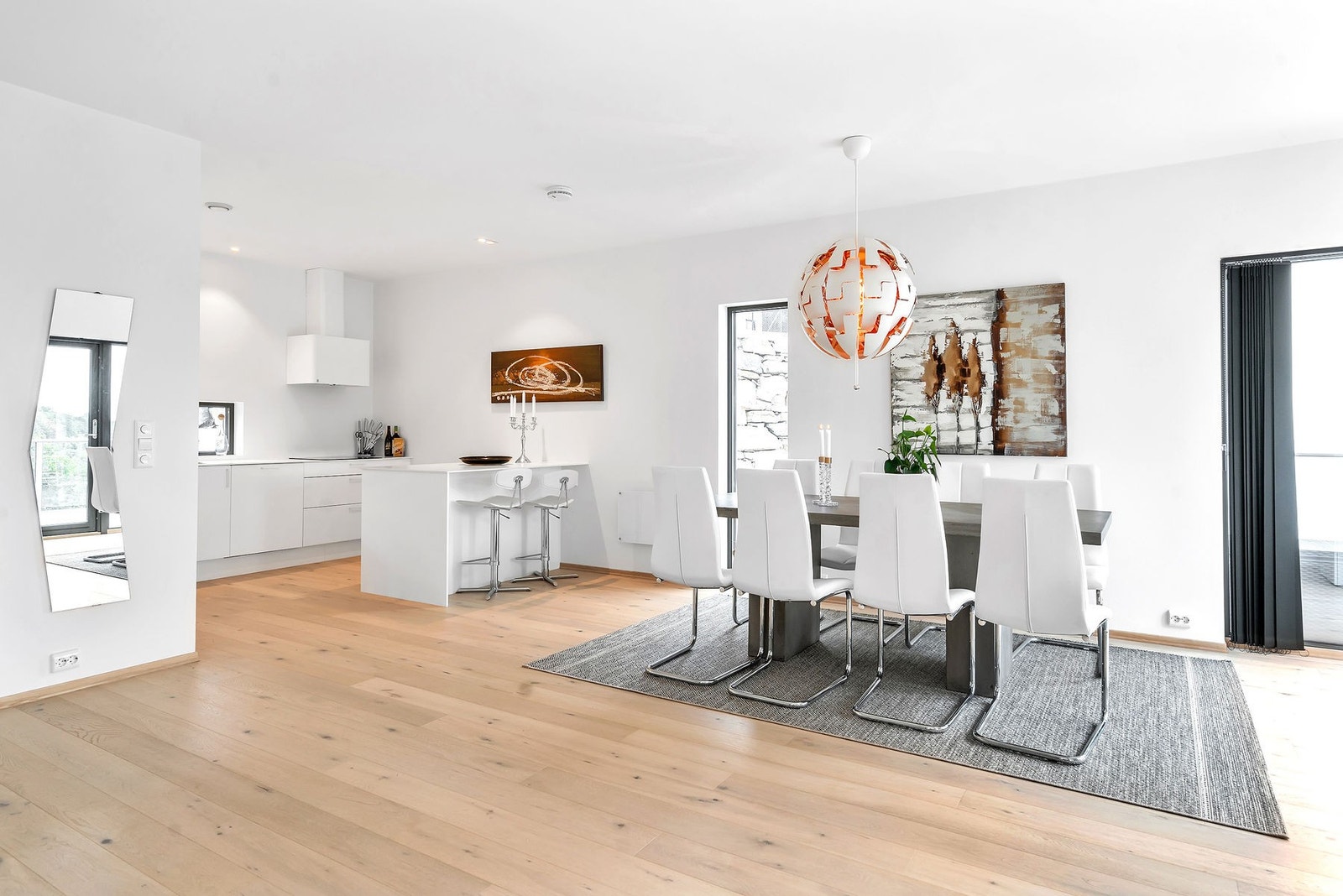 Kjøkkenet ligger i åpen løsning men likevel for seg selv Galleribilde