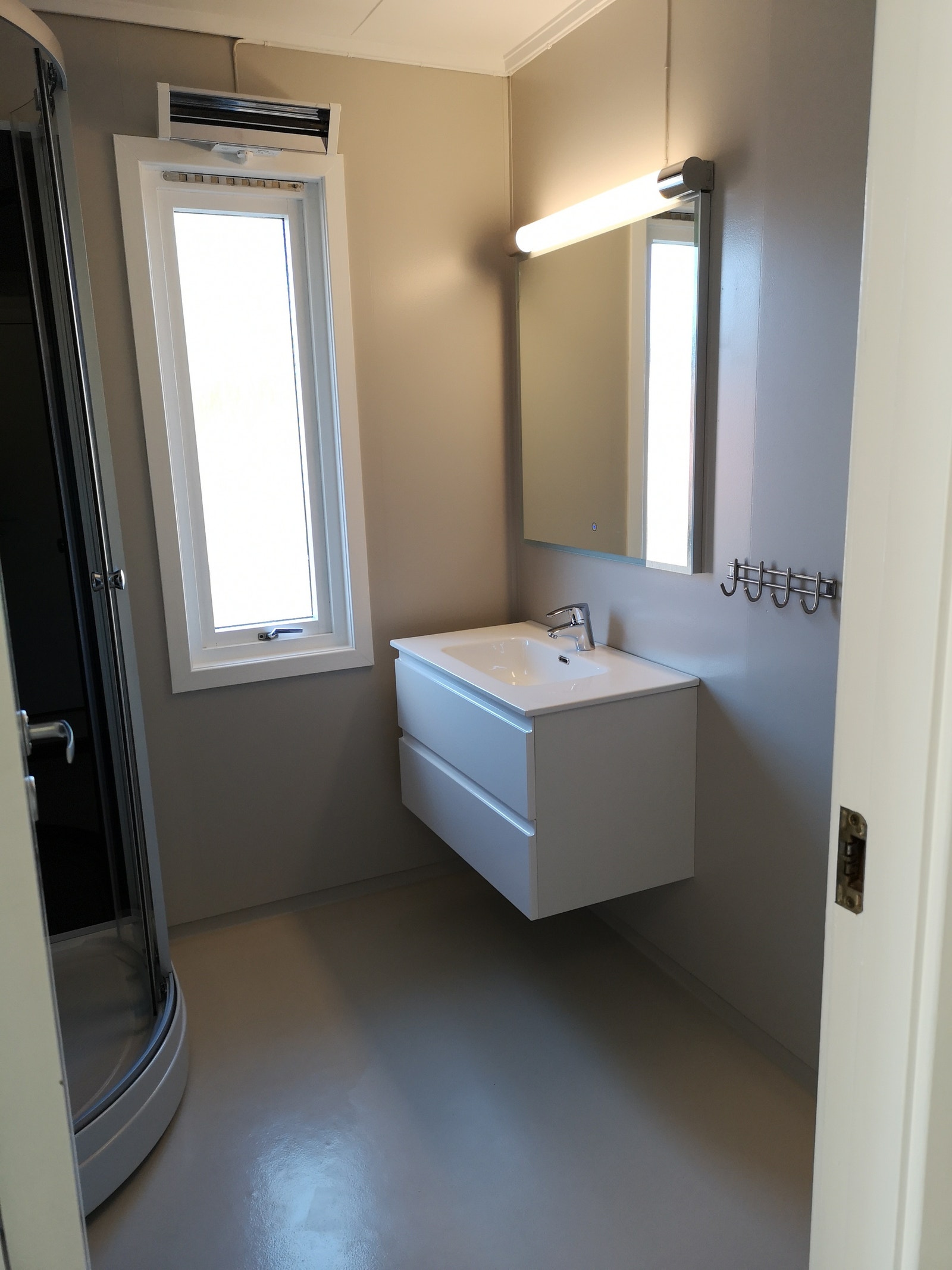 Dusjkabinett og baderomsmøbel - 4,5m2 Galleribilde