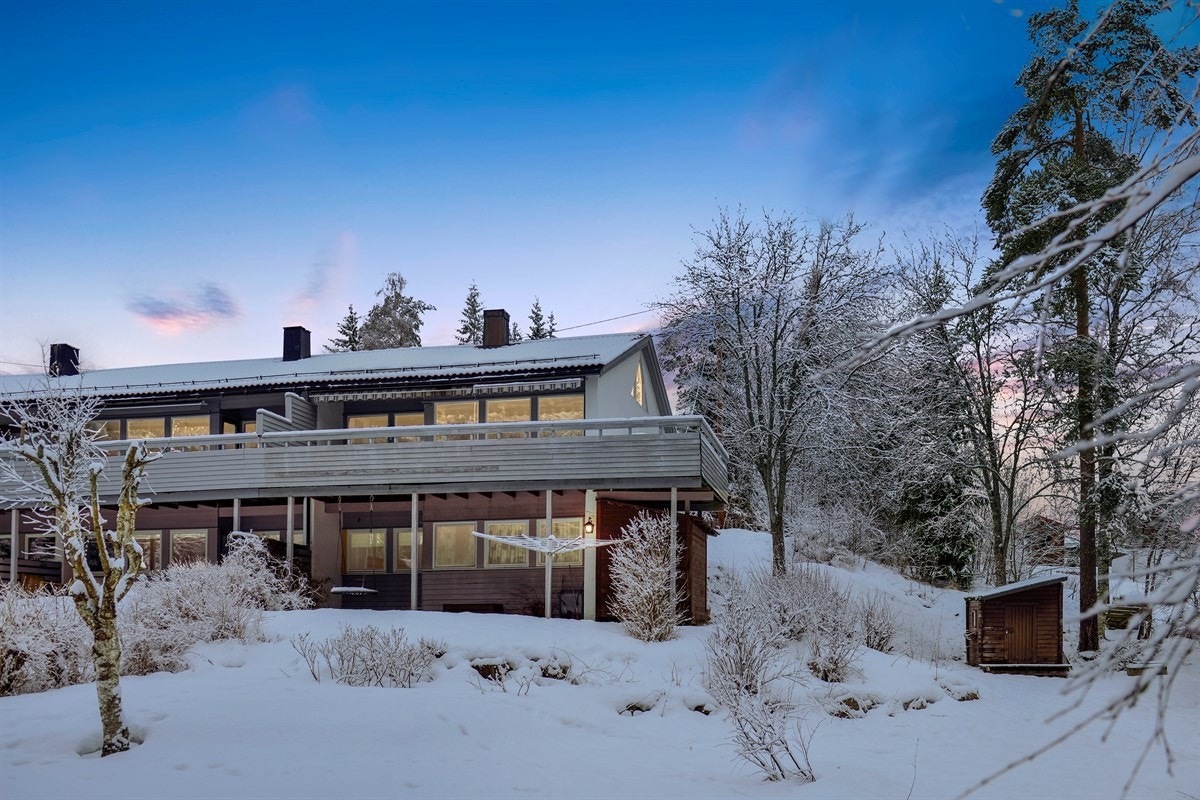 Fra ett av soverommene i underetasjen er det utgang til terrasseplatting og hage. Galleribilde