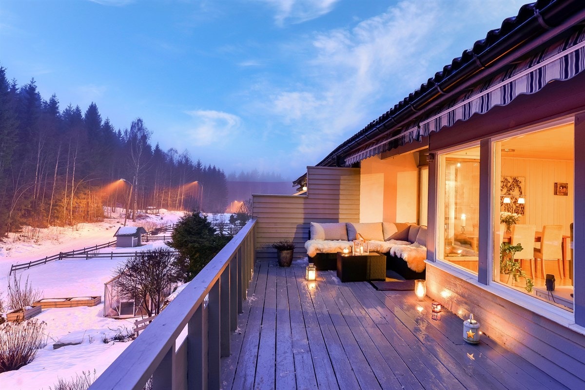 Fra stuen er det utgang til den herlige terrassen som er beliggende rett ut mot lysløypa. Galleribilde