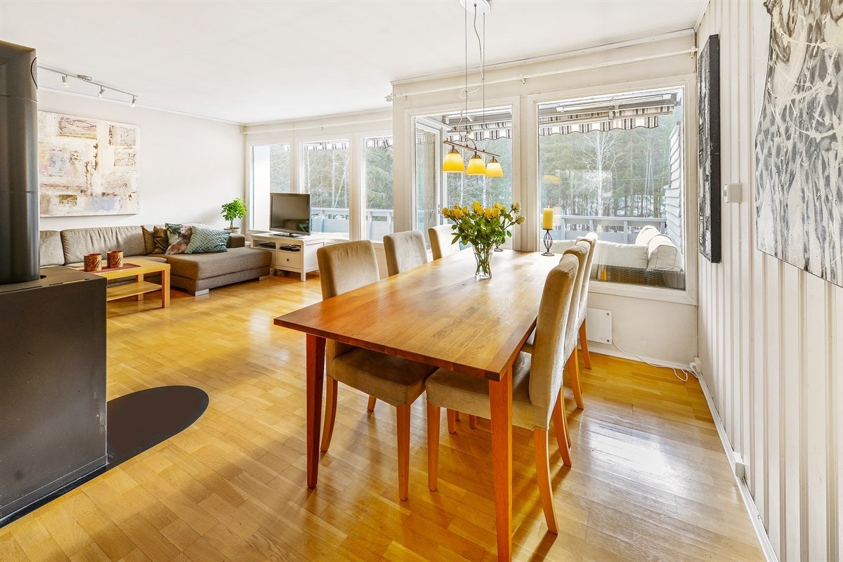 Stuen er møbleringsvennlig og det er god plass til sofagruppe, tv-løsning og spisebord i rommet. Galleribilde