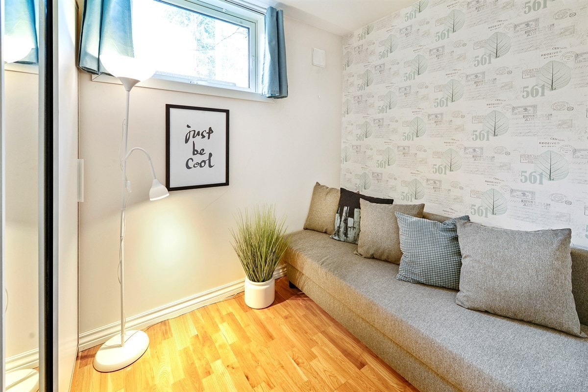 Rommene er holdt i tidsriktige farger som harmonerer godt med resten av boligen. Galleribilde